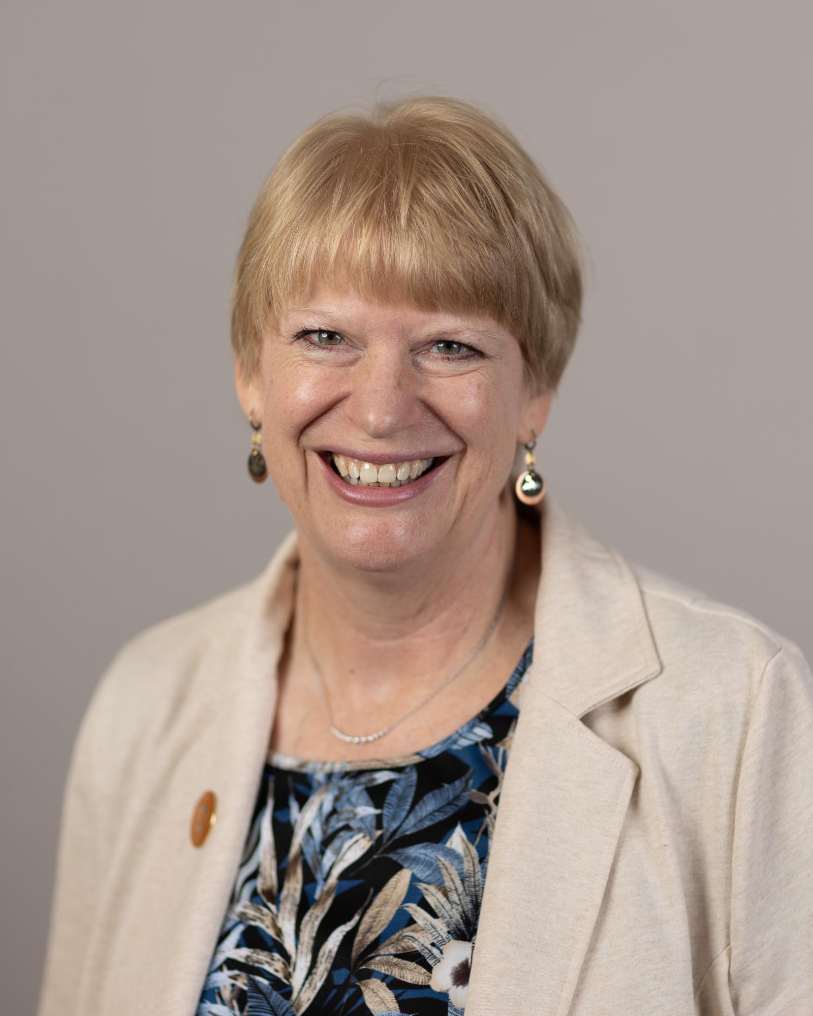 Headshot of Kristie Loescher.